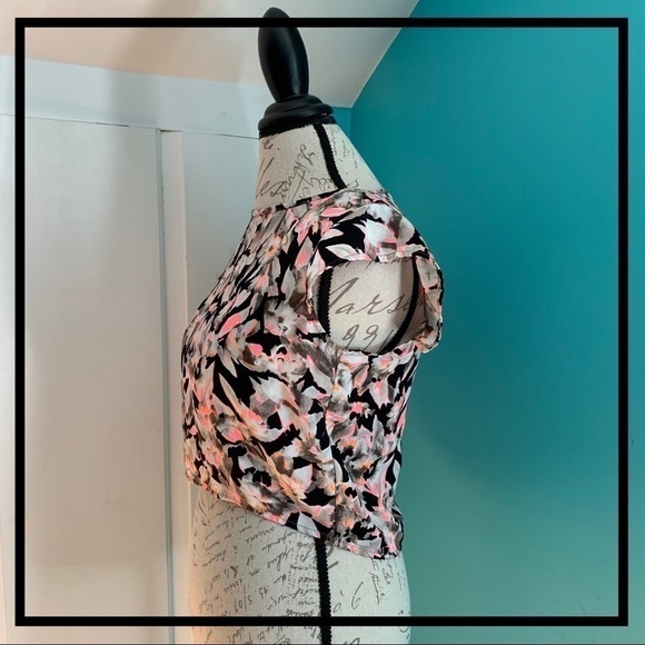 B. JEWEL Floral Cap-Sleeve Crop Top - Picture 3 of 8